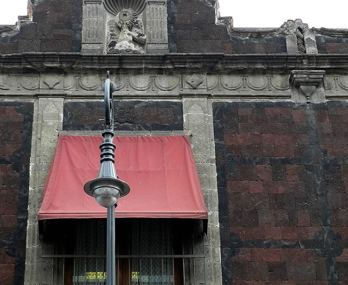 Historia: dan su nombre a calle por rescatar del fuego la custodia de la iglesia