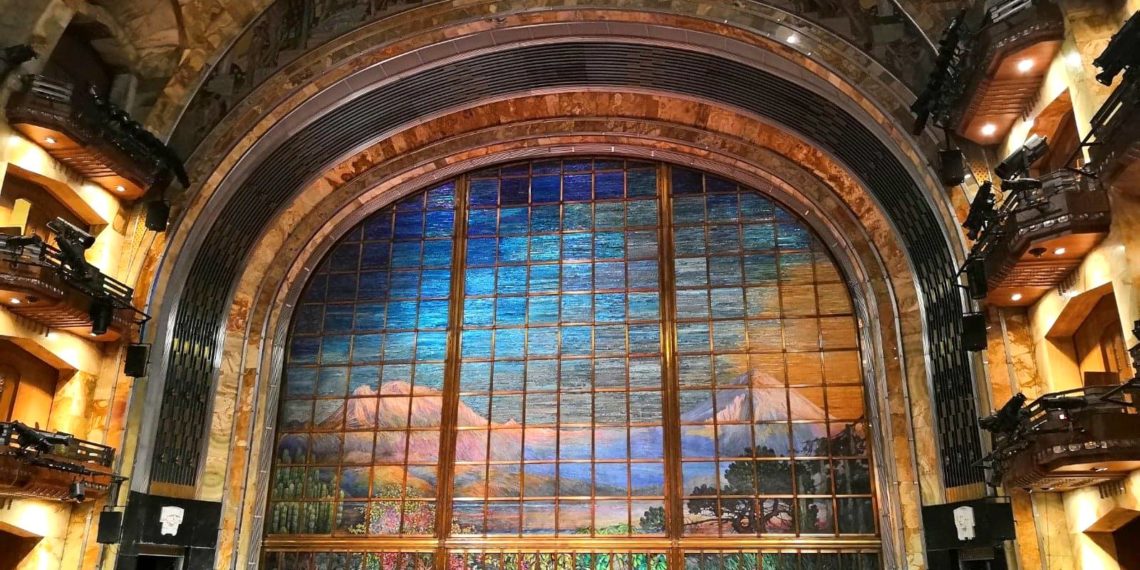 Echa un vistazo detrás del telón en Bellas Artes