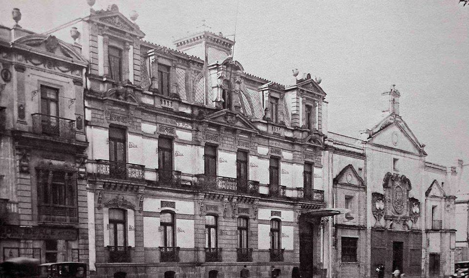 Fotografía del templo de Corpus Christi y a su izquierda la casa de José Yves Limantour cuando albergaba la Suprema corte de justicia. ca. 1915. (Grandes Casas de México. Arquitecto Rafael Fierro Gossman. Noviembre 28, 2012).