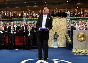 Con novela distópica, regresa el Nobel Kazuo Ishiguro