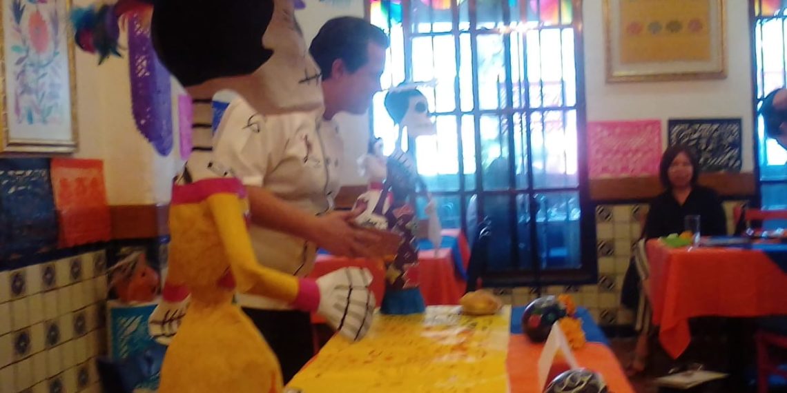 Mole, pan y chocolate para deleite de difuntos